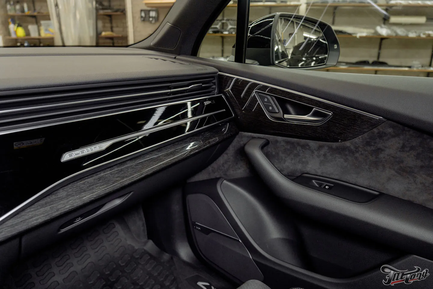Отремонтировали бампера на Audi Q7, оклеили переднюю часть кузова полиуретаном, отполировали и покрыли керамикой кузов, провели химчистку салона и установили ремни безопасности с принтом